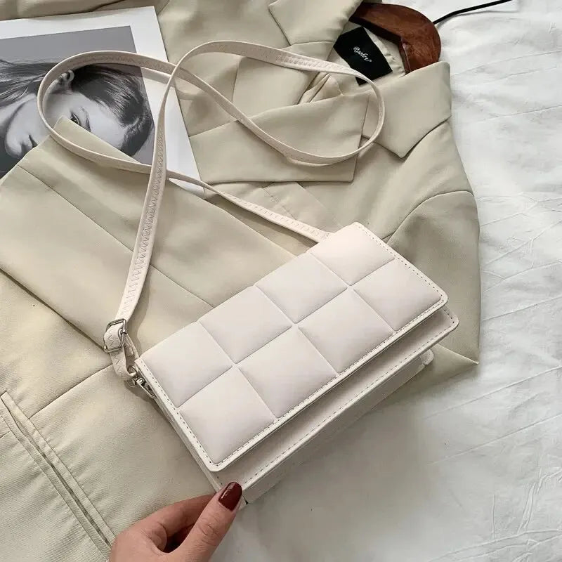 Marbella Étoile — bolso crossbody elegante en cuero PU con diseño clásico y acabado sofisticado.